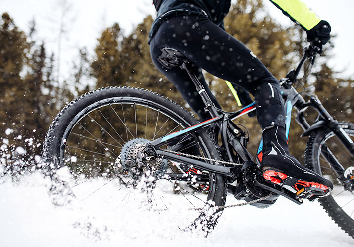 Kako ohraniti stopala topla in suha med zimsko kolesarsko vožnjo?