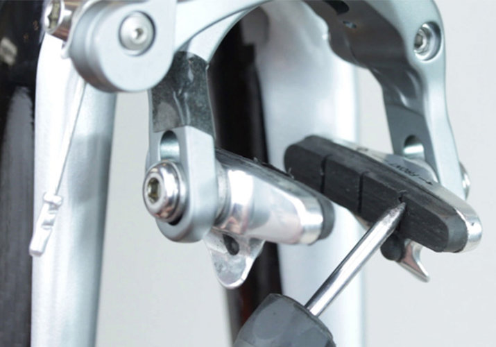 Vzdrževanje in nastavitev zavornih ploščic na cestnem kolesu.