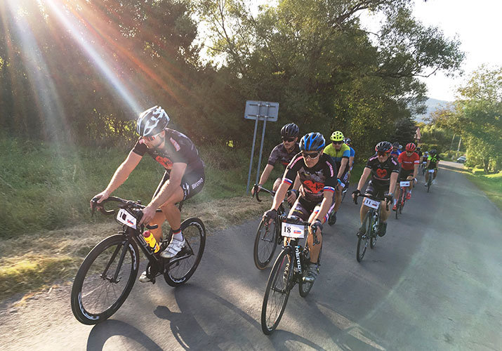 V katerih formacijah vozi kolesarski peloton?