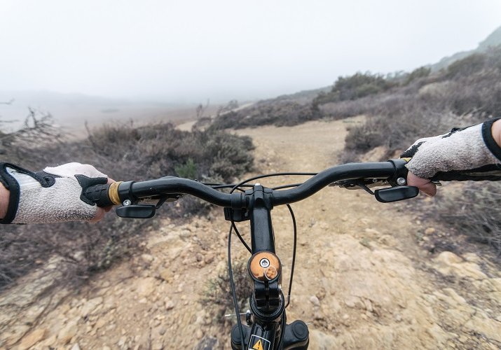 Strokovnjak priporoča: Kako se obleči za prvo spomladansko kolesarjenje?