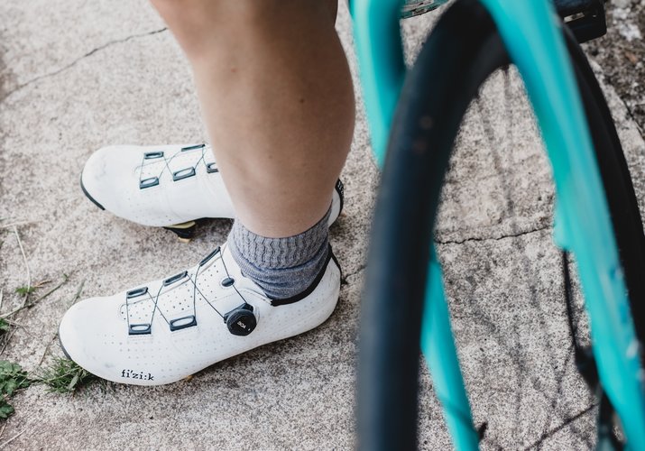 Zakaj kolesariti v kolesarskih čevljih