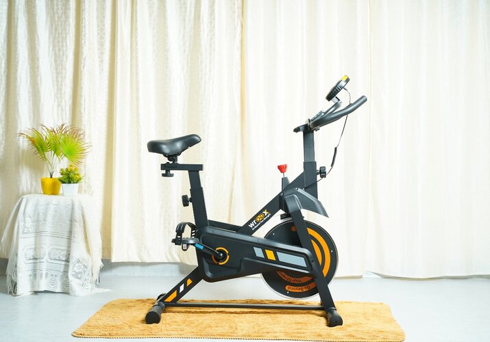 Čar zimskega kolesarjenja v toplem doma?