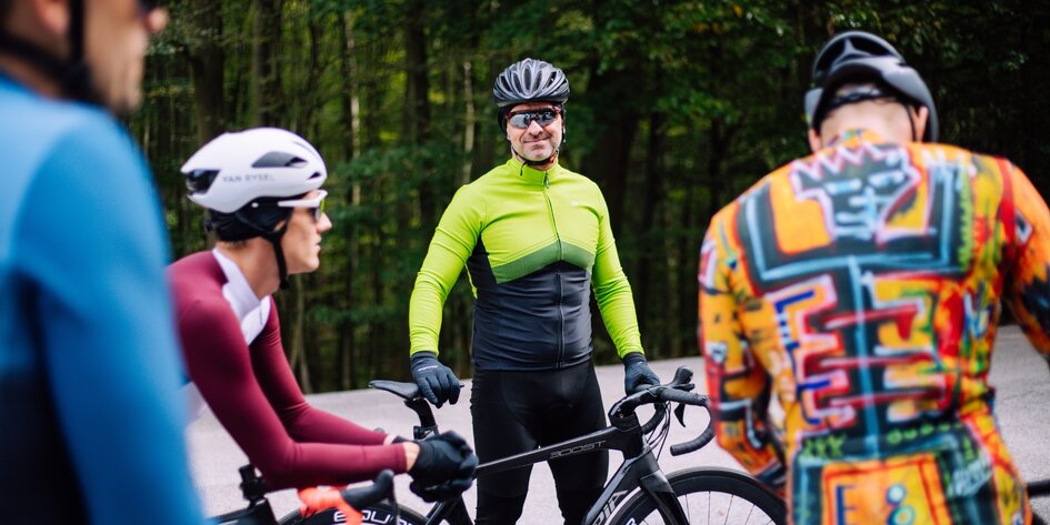 Zakaj se ne bati barv? Pustimo jim, da vstopijo v kolesarsko garderobo!>