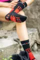 COMPRESSPORT Kolesarske klasične nogavice - HIKING - rdeča/črna