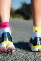COMPRESSPORT Kolesarske nizke nogavice - PRO RACING V4.0 RUN LOW - bela/rožnata/rumena