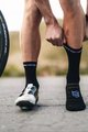 COMPRESSPORT Kolesarske klasične nogavice - PRO RACING V4.0 ULTRALIGHT BIKE  - črna/bela