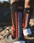 COMPRESSPORT Kolesarske klasične nogavice - PRO RACING 4.0 TRAIL - črna/rdeča