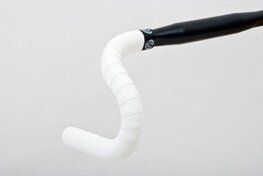 BIKERIBBON trak za krmilo - CORK - bela