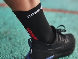 COMPRESSPORT Kolesarske klasične nogavice - PRO RACING  V4.0 RUN HIGH - črna/rdeča